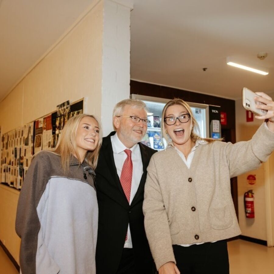 2025 Kevin Rudd Selfie with residents website
